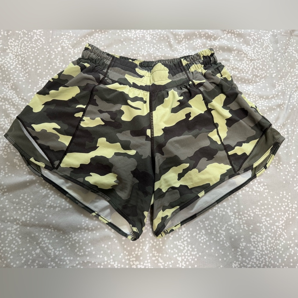 Lululemon Hotty Hot Low Rise Shorts 2.5‘‘ in Heritage 365 Camo Crispin Green Sz4